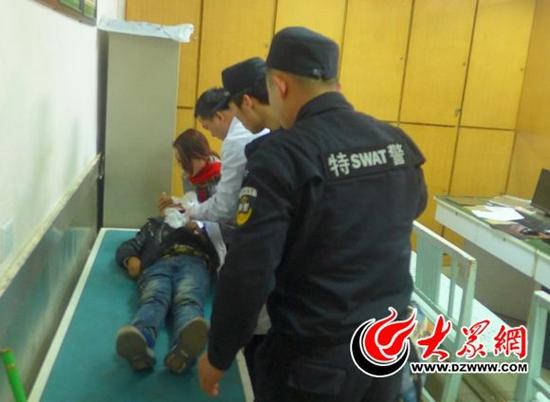 特警隊員陪伴男童在急診室接受救治