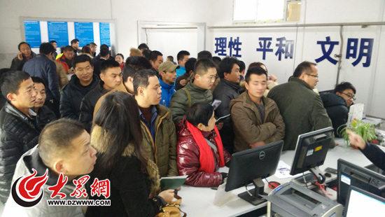 济南天桥车管分所,前来挂牌的车主挤满了办理大厅