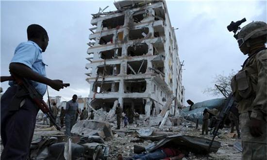 2015年7月26日，索马里首都摩加迪沙“半岛皇宫”酒店遭到炸弹袭击的现场。