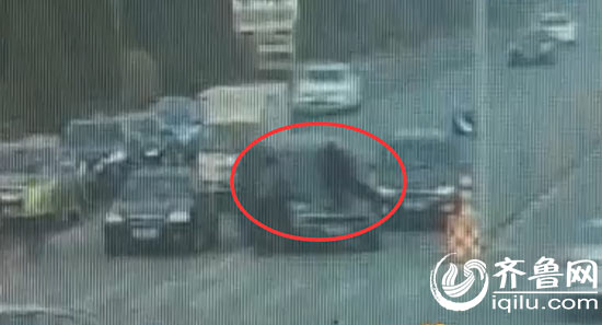 女司机车顶交警拖行二百米(视频截图)