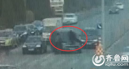 女司機車頂交警拖行二百米(視頻截圖)