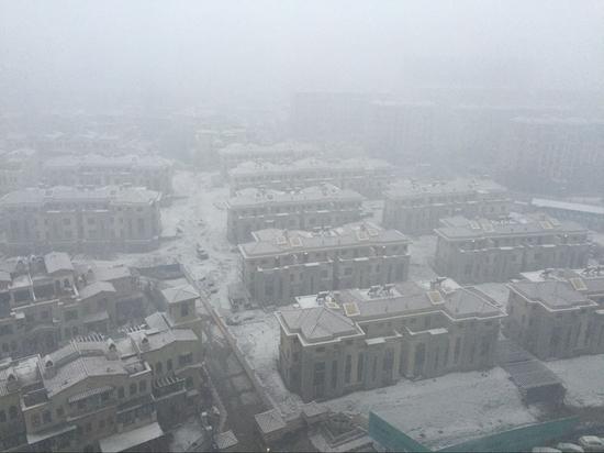 济南南部领秀城正在下雪