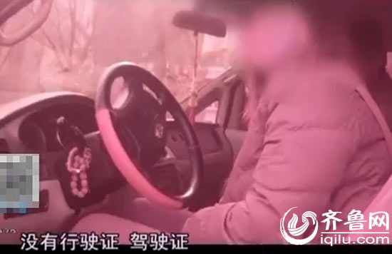 女司机车顶交警拖行二百米(视频截图)