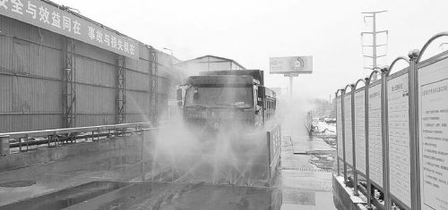 天橋區一工地門口的洗車臺為工程車除塵。