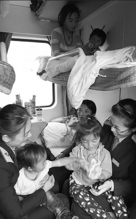 9日白天，兩位列車員和幾個(gè)孩子們?cè)谲嚿贤嫠！?jì)南鐵路局青島客運(yùn)段西寧車隊(duì)供圖