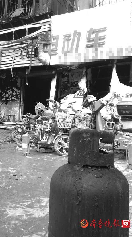 被烧的电动车商铺位于一住宅楼的一楼。 齐鲁晚报记者 李阳 摄