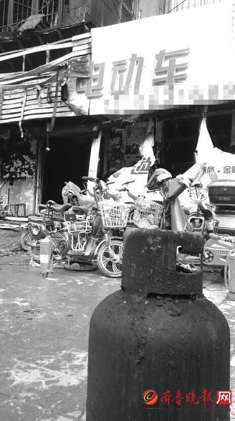被燒的電動車商鋪位于一住宅樓的一樓。 齊魯晚報記者 李陽 攝