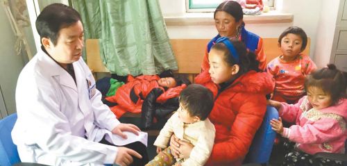 省立医院小儿骨科主任医师王延宙在了解孩子们的病情。本报记者宋磊 摄