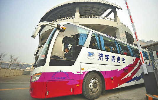 駕乘人員在檢票口登記，準備發車。10日，濟南長途汽車西站開始試運營。 記者郭堯 攝