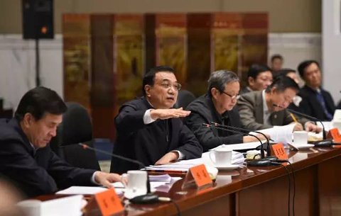 1月4日,李克強(qiáng)在太原主持召開鋼鐵煤炭行業(yè)化解過剩產(chǎn)能、實(shí)現(xiàn)脫困發(fā)展工作座談會(huì)。圖片來自網(wǎng)絡(luò)