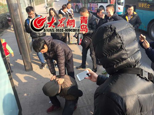 小偷被按倒在地。蔣甜攝