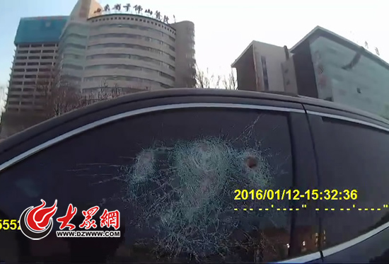 交警對(duì)準(zhǔn)車窗破洞噴射催淚劑,男子在車內(nèi)用手指堵住破洞繼續(xù)抵抗