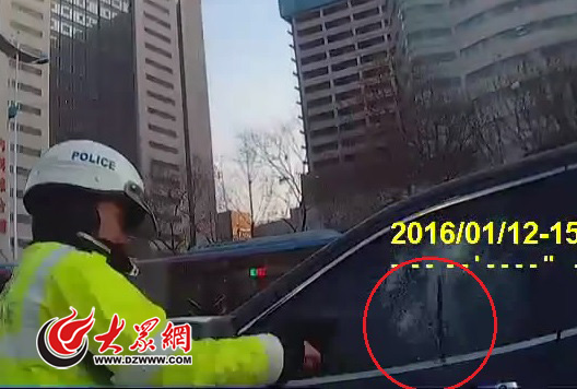 交警多次警告無(wú)效,果斷動(dòng)用甩棍破窗