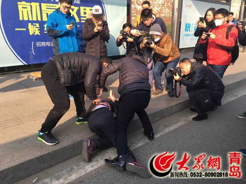 小偷被便衣民警當(dāng)場抓住。蔣甜攝