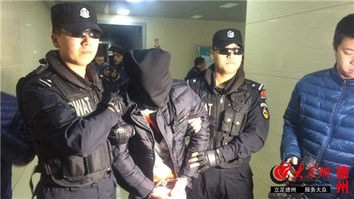1月14日下午17时许,犯罪嫌疑人王某被公安民警押解回德州武城县