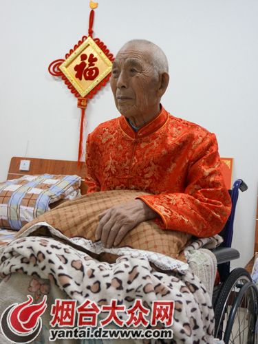 劉盛蘭老人生前觀看“感動中國”直播照片