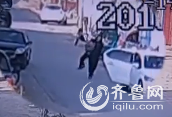监控显示男子下车后抱起孩子就跑(视频截图)