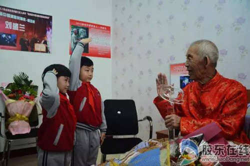 年輕時的他在外打工,后來在一家企業作保管員。73歲的時候,老伴去世,他成了孤寡老人。
