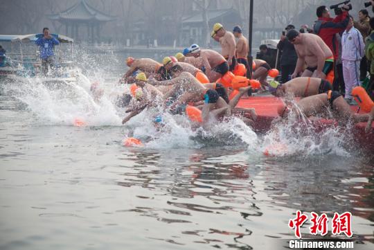 在大明湖風(fēng)景區(qū)歷下亭起點(diǎn)處,比賽開(kāi)始后,選手紛紛跳水,競(jìng)速游向北岸。