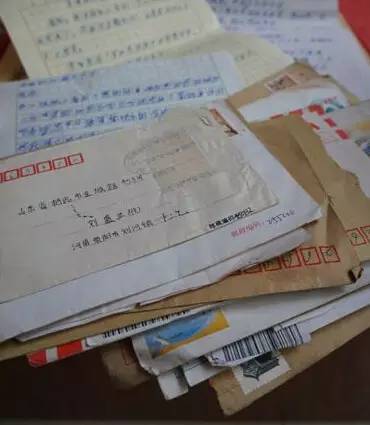 這些年來,他沒嘗過肉味,沒添過新衣,連饅頭都舍不得買,可卻資助了100多個學生。在老人的房間里有一個他珍藏的藍色布袋,里面裝的是匯款單和孩子們寫的成摞的信件,有的甚至不知道劉盛蘭性別,稱呼他“劉奶奶”、“劉阿姨”。