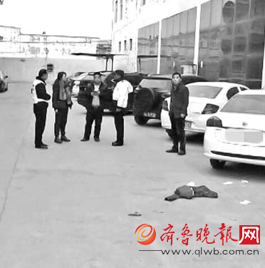 16日下午2點多，事發(fā)地還殘存一攤血跡。齊魯晚報記者李陽攝
