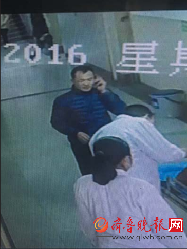 医院监控拍摄的蓝衣男子送老人就医的视频。