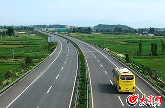 “十二五”期间山东国省道通车里程达到2.5万公里，预计到“十三五”末，国省道车道里程将达到6.7万公里，二级及以上公路比例达到96%以上。