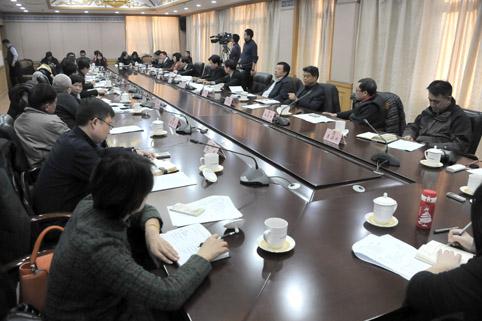 座谈会上,大家就居民医保问题各抒己见 记者 王晓峰 摄