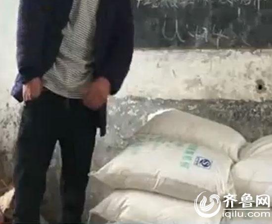 年轻人表示,虽然他家生产粉条的年头不短,但做不出不放明矾的粉条。(视频截图)