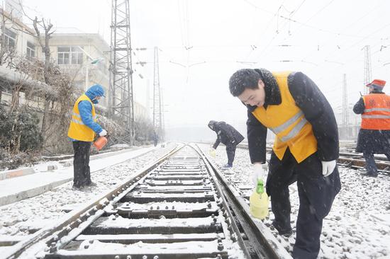濟南火車站全面啟動應急預案，做好除雪保暢工作