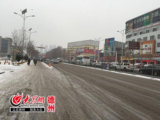 雨雪天气道路结冰，大部分市民选择乘坐公共交通工具出行