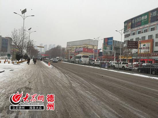 雨雪天氣道路結(jié)冰,大部分市民選擇乘坐公共交通工具出行