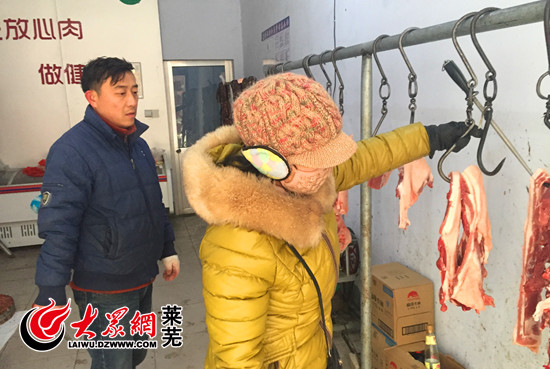市民購(gòu)買豬肉