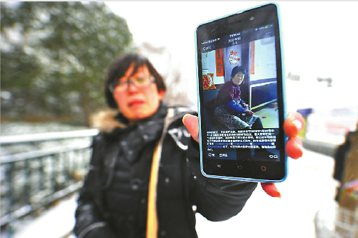 22日,老人女儿在济南街头打听母亲下落。 记者高歌 摄