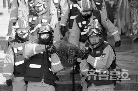 消防官兵接力把受伤游客抬下泰山7000多级台阶，他们脸冻得通红，身上却汗流浃背