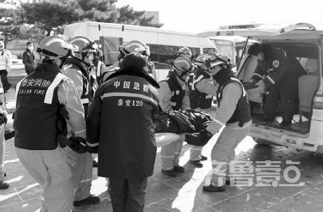 三个多小时后,受伤游客被抬上救护车