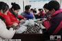 　2016年1月23日，山东滨州，一家4s店的15名工作人员在清点零钱。