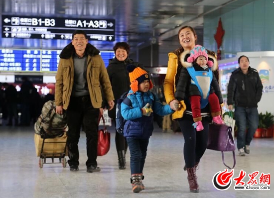 春运首日济南铁路局发送35万人次，旅客开心回家过年。