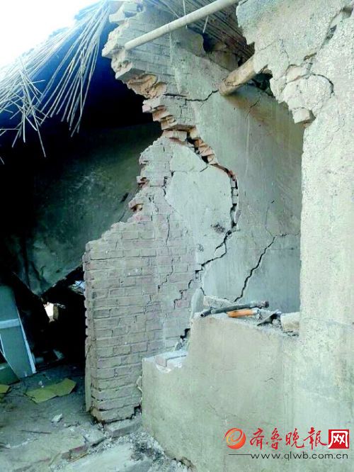 被爆炸震裂的墻面 齊魯晚報記者 戚云雷 實習生 楊慶宇 攝