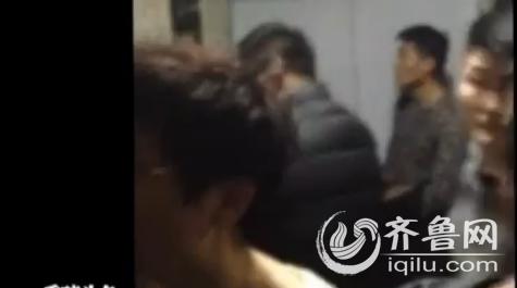 記者再次來到了八一銀座新大樓，剛走到八樓電梯口，就見到了很多人聚集在走廊里討債。（視頻截圖）