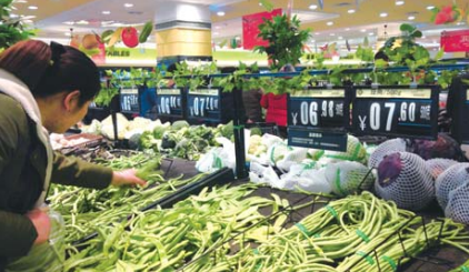 在省城一家超市， 六七元一斤的蔬菜已占了很大一部分。