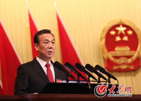 26日下午,山東省十二屆人大五次會(huì)議舉行第二次全體會(huì)議,山東省高級(jí)人民法院院長(zhǎng)白泉民作山東省高級(jí)人民法院工作報(bào)告。