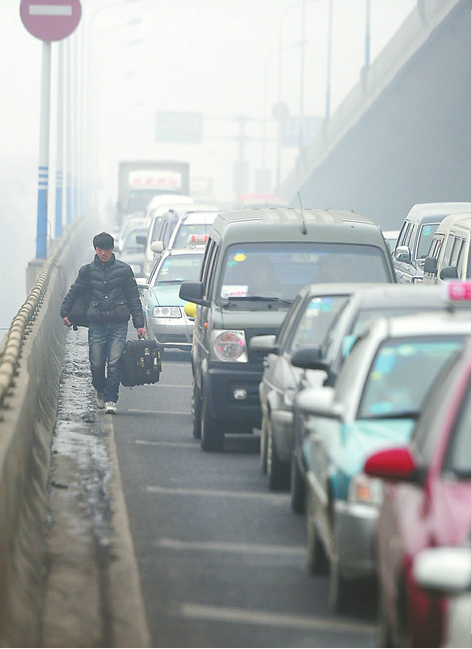 年關臨近，不少路段行車壓力加大。 記者王鋒 攝