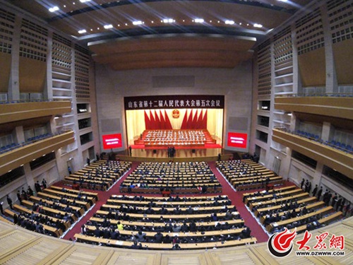 山東省第十二屆人民代表大會第五次會議，在圓滿完成各項議程后，今天下午在濟南勝利閉幕。大眾網記者 盛堃 攝
