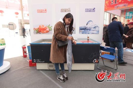 近日，“年年有渔”山东海鲜年货会在济南市高新国际会展中心热闹开幕。现场，一米长的大鲅鱼引得市民争相询问。（记者 王长坤 摄）