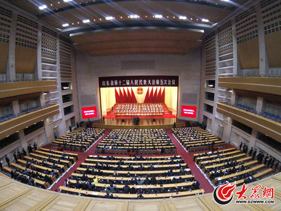 山東省第十二屆人民代表大會第五次會議,在圓滿完成各項議程后,今天下午在濟南勝利閉幕。大眾網記者 盛堃 攝