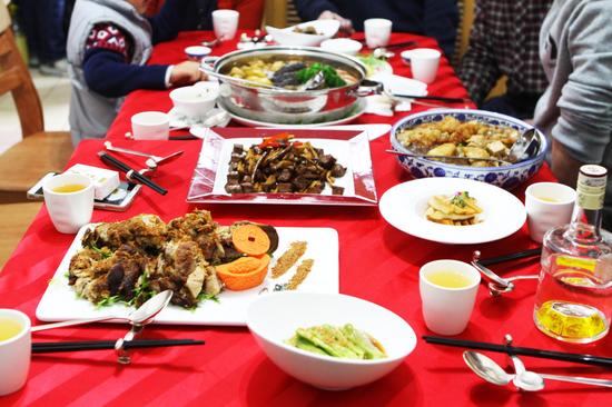 大廚準備了廣式海鮮盆菜、濟南風味大燴菜等寓意合家團聚的菜品，這些也是即將在酒店采悅軒中餐廳年夜飯套餐中亮相的“明星菜品”