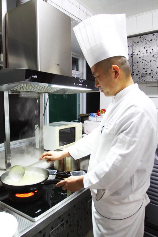 來自濟南喜來登酒店的大廚，在市民張先生家烹飪團圓飯