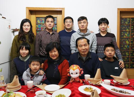 遠在外地出差的兒女,在小年趕回家中,陪今年本命年的父親吃一桌溫馨團圓飯