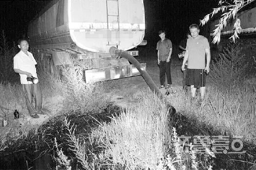 此前淄博警方查獲的一輛非法傾倒廢水的罐車。警方供圖